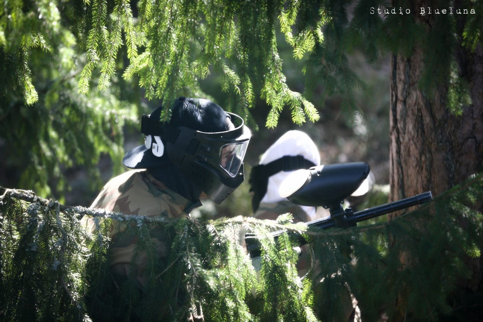 Värikuulapelit metsäradalla