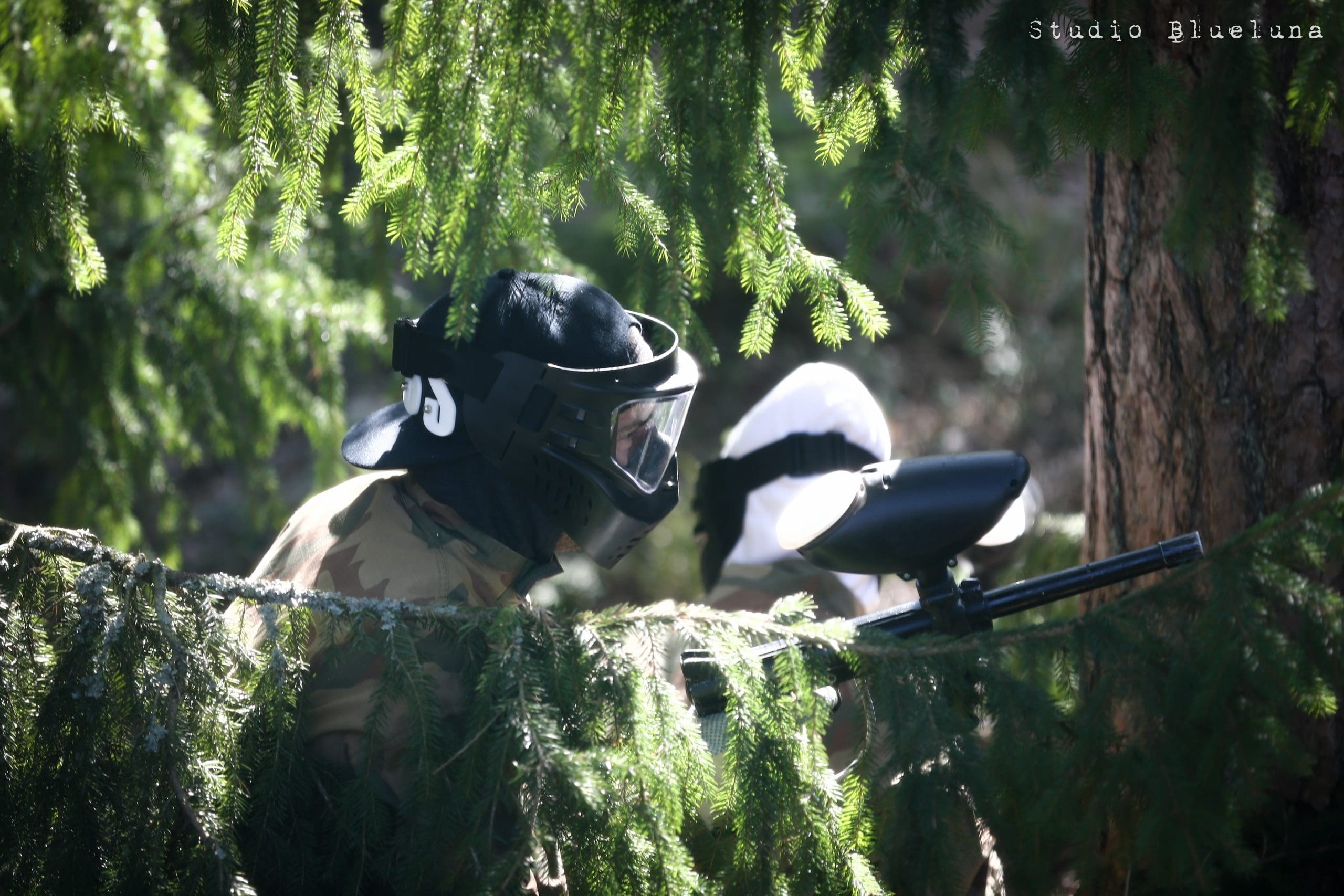 Värikuulapelit metsäradalla