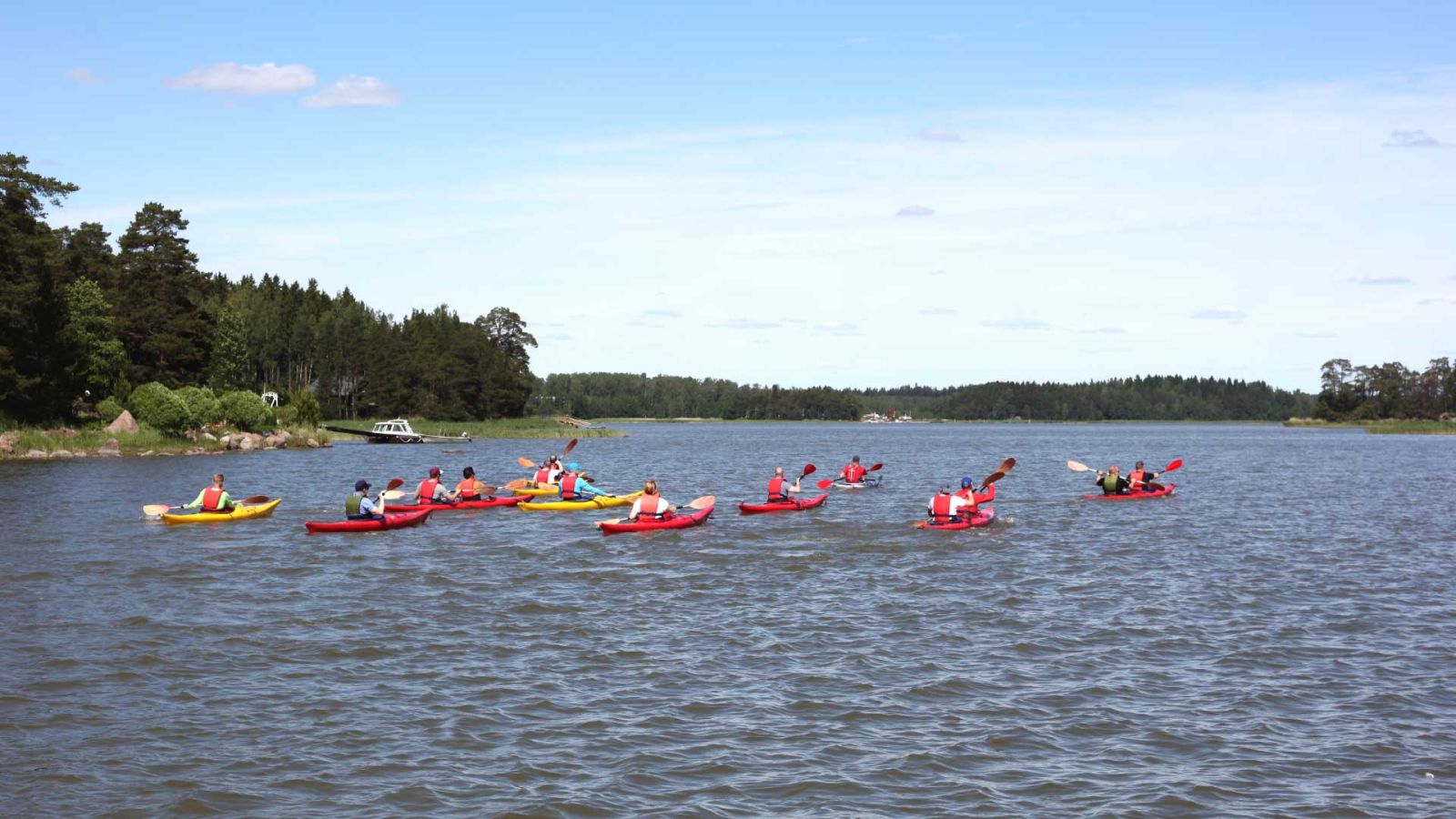 Ryhmä melontaretkellä