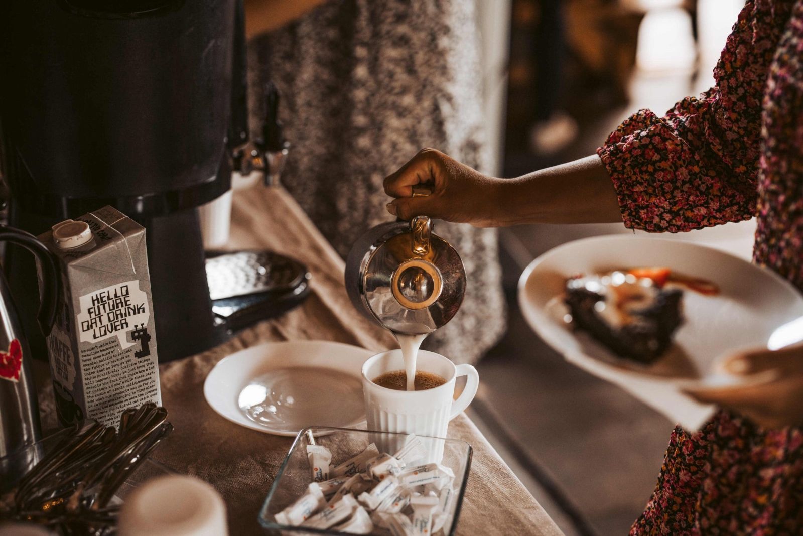 Iltapäiväkahvit kokouspäivässä